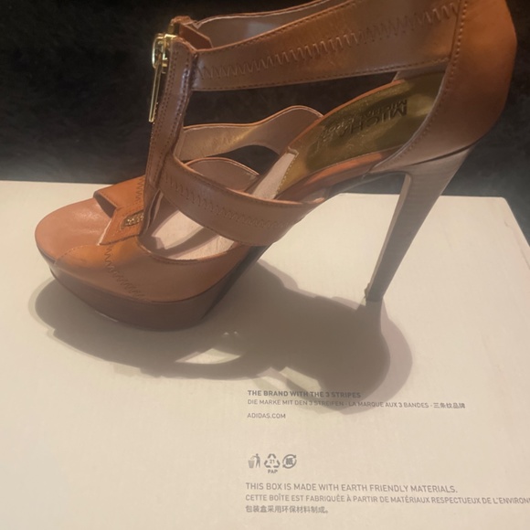 Brand new Michael Kor heels - Picture 3 of 5